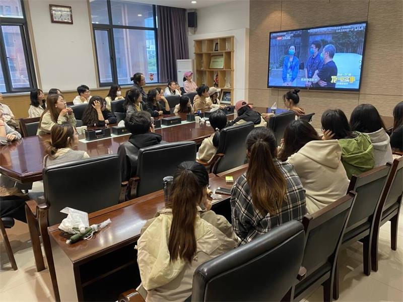 3e271abbb6ab45e188e1b20e155a2ebf.jpg 组织800研究生开展基层就业观影活动.jpg